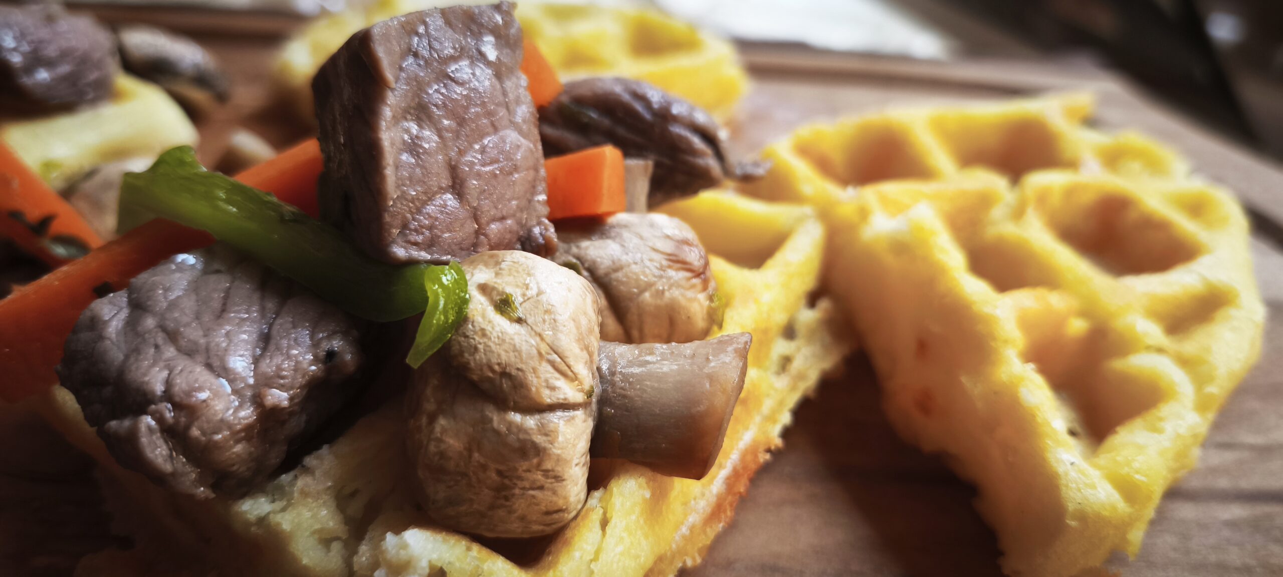 Recetas para enamorar: Waffles de papa con verduras salteadas y dados de lomo liso